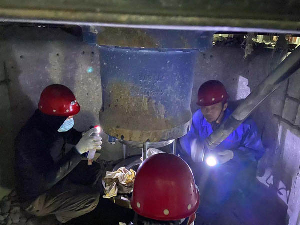 矸石项目部开展设备维保工作 