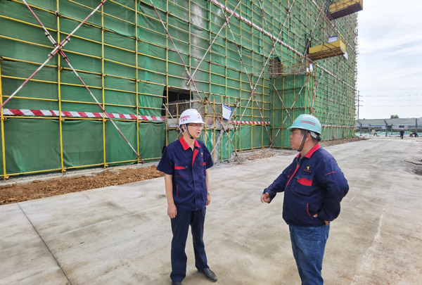 公司党委书记走访慰问一线职工 公司党委书记走访慰问一线职工